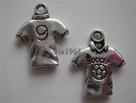 bedeltje/charm mode kleding:voetbalshirt - 18x15 mm - 1