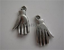 bedeltje/charm mode kleding:handschoen -19x11 mm