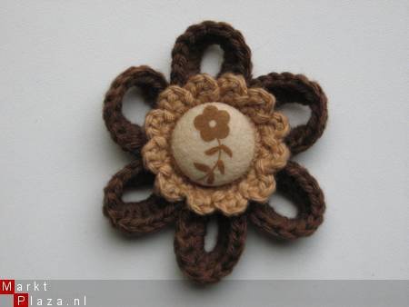 ** Gehaakte broche met vilten knoop (bruin) - nr. 1