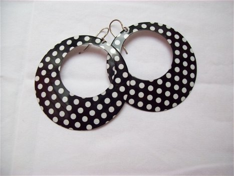 polka dot vintage hippie oorbellen zwart met witte noppen - 1