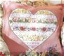 borduurpatroon 2969 kussen met hart met ABC en bloemen - 1 - Thumbnail