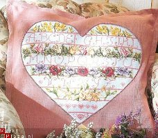 borduurpatroon 2969 kussen met hart met ABC en bloemen