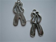 bedeltje/charm sport:balletschoenen met veter - 29x14 mm