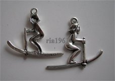 bedeltje/charm sport: skier - 26x24 mm