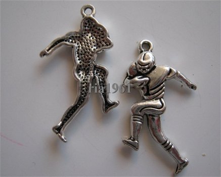 bedeltje/charm sport: rugby speler - 30x16 mm - 1