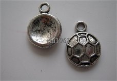 bedeltje/charm sport:voetbal plat - 15x11 mm