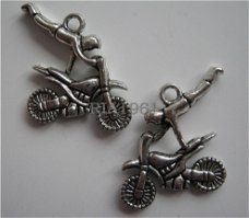 bedeltje/charm sport:stuntmotor - 26x21 mm