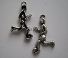 bedeltje/charm mannen:voetballer  - 23x12 mm