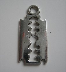 bedeltje/charm mannen: scheermesje - 25x11 mm