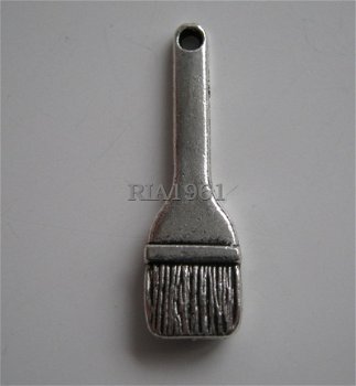 bedeltje/charm mannen:kwast - 25x7 mm - 1