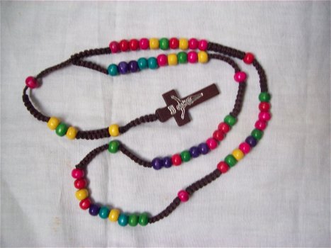 kleurige hippieketting rozenkrans met kruisje wood cross hout - 1