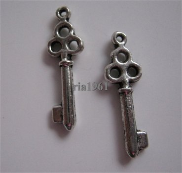 bedeltje/charm sleutel:sleutel 02 - 21x6 mm - 1