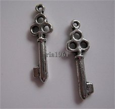 bedeltje/charm sleutel:sleutel 02  - 21x6 mm
