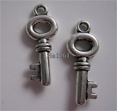 bedeltje/charm sleutel : sleutel 03 - 21x8 mm
