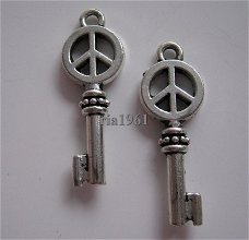 bedeltje/charm sleutel:sleutel 8 - peace - 27x10 mm