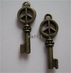 bedeltje/charm sleutel:sleutel peace brons - 27x10 mm