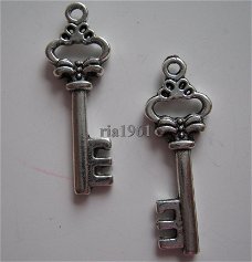bedeltje/charm sleutels:sleutel 10 - 31x11 mm