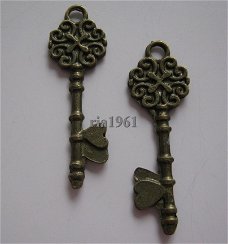 bedeltje/charm sleutel:sleutel 15 grt brons - 34 mm