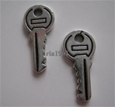 bedeltje/charm sleutel: sleutel 17 - 19x9 mm