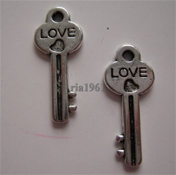 bedeltje/charm sleutel:sleutel 19 - love - 25x10 mm - 1