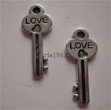bedeltje/charm sleutel:sleutel 19 - love - 25x10 mm
