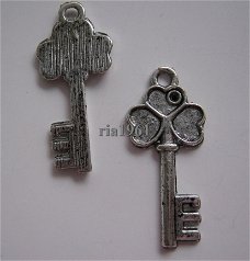 bedeltje/charm sleutel:sleutel 20 - klaver - 29x13 mm