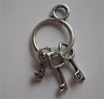bedeltje/charm sleutel:sleutelbos - 26x12 mm - 1