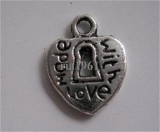 bedeltje/charm sleutel: slotje made with love -12x10 mm