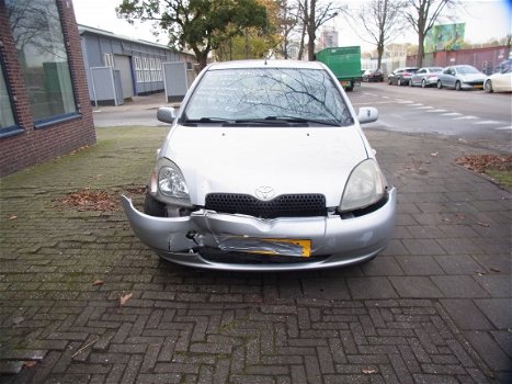 Toyota Yaris Bouwjaar 2001 Plaatwerk en diverse Onderdelen - 1