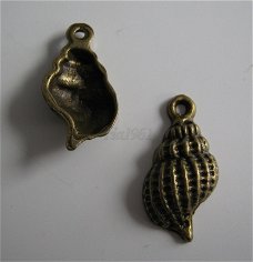 bedeltje/charm strand:hoornschelpje brons - 20x9 mm