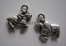 bedeltje/charm dieren:ruiter op paard - 15x13 mm