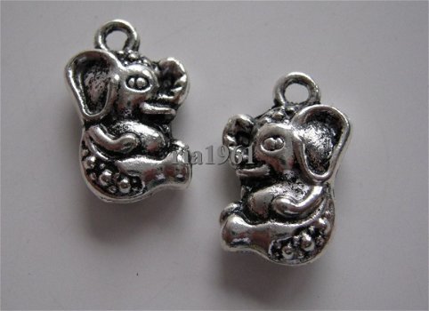 bedeltje/charm dieren : olifantje zittend - 16x11 mm - 1