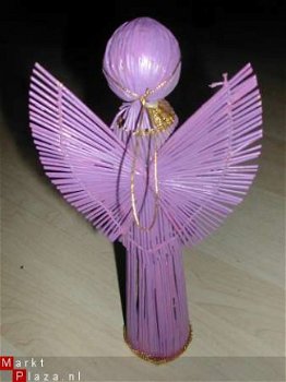 Paars stylistic engeltje gemaakt van rietstokjes nieuw - 1