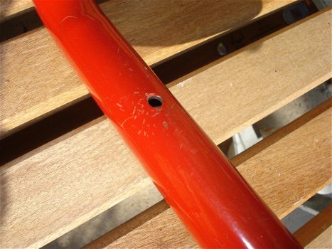 Retro vintage rode design ijzeren kapstok 1 buis gebogen 80 cm breed diep 30 cm In goede staat jaren - 3
