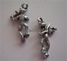 bedeltje/charm dieren:kikker met viool - 24x12 mm