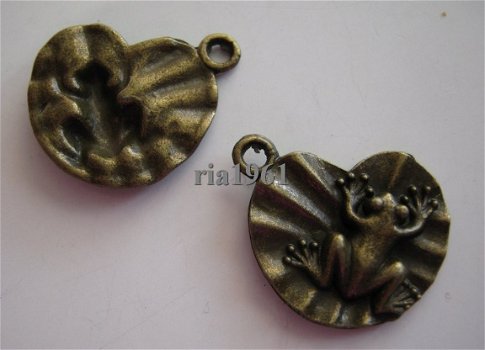 bedeltje/charm dieren:kikker op blad brons - 21x18 mm - 1