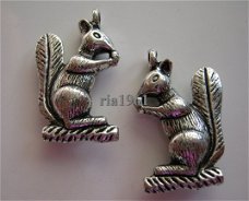 bedeltje/charm dieren:eekhoorn  (zwaar)-28x18 mm
