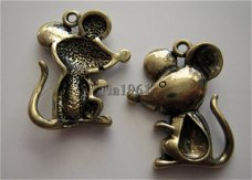 bedeltje/charm dieren: muis groot goud - 25 mm (ZWAAR)