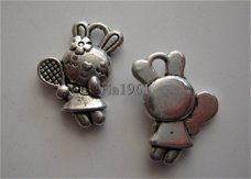 bedeltje/charm dieren:konijntje met tennisracket -16x12 mm