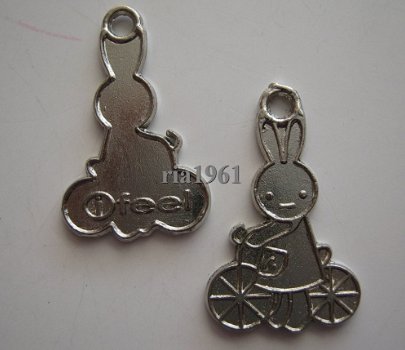 bedeltje/charm dieren:nijntje op fiets (plat) - 25 mm - 1