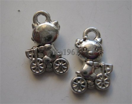 bedeltje/charm dieren:mini-poesje op fiets -12 mm - 1