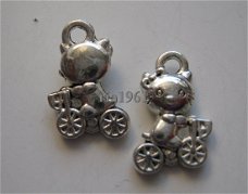 bedeltje/charm dieren:mini-poesjes op fiets -12 mm: 10 voor 0,75