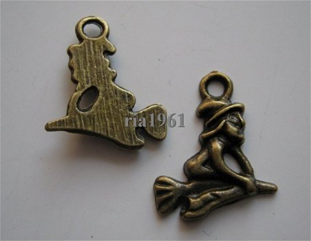 bedeltje/charm sprookjes:heks op bezem brons - 17x15 mm - 1