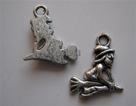 bedeltje/charm sprookjes:heks op bezem - 17x15 mm - 1