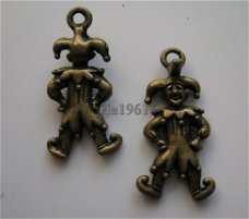 bedeltje/charm sprookjes:harlekijntje brons - 25 x 12 mm(nog 11 st.)