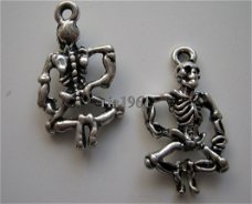 bedeltje/charm halloween:zittend skelet - 25x13 mm