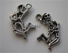 bedeltje/charm halloween:dansend skelet - 21x13 mm