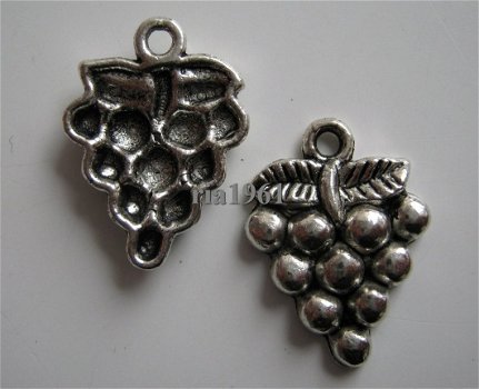 bedeltje/charm fruit:druiventros - 19x14 mm - 1