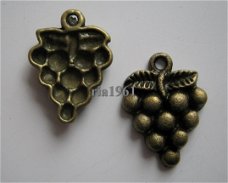 bedeltje/charm fruit:druiventros brons - 20x14 mm