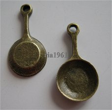 bedeltje/charm keuken: koekenpan brons - 22x11 mm